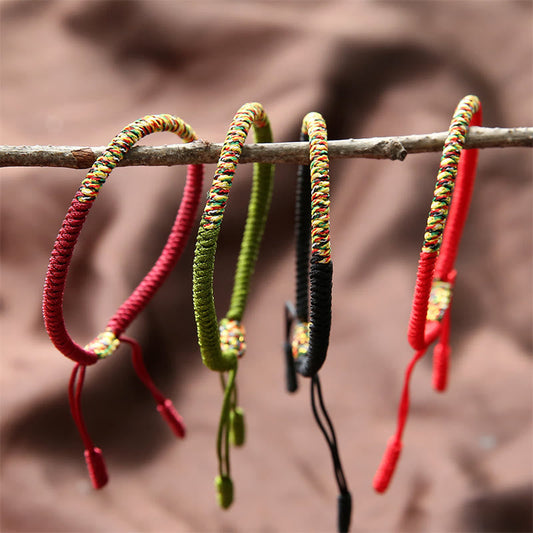 Antikes tibetisch-buddhistisches Armband mit roter Schnur, handgefertigt in verschiedenen Farben, geflochten mit King-Kong-Knoten, symbolisiert Glück und Stärke.