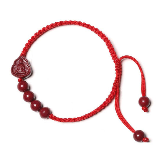 Alte tibetisch-buddhistische Tradition: Armband aus Zinnober mit roter Schnur, das den lachenden Buddha Avalokiteshvara darstellt und als Segensritual gilt.