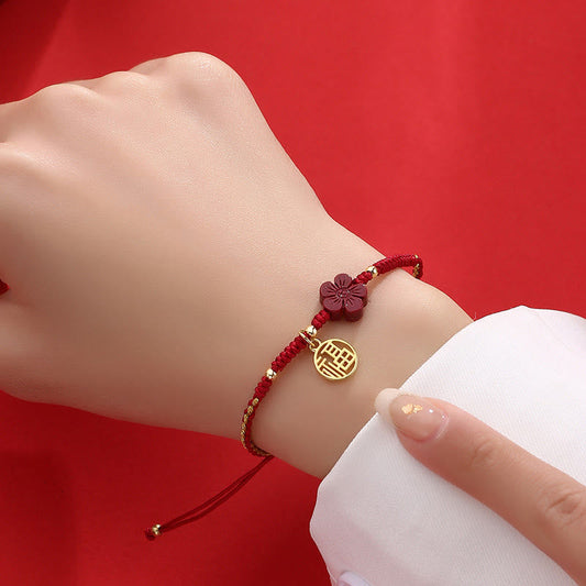 Altes tibetisch-buddhistisches Armband mit roter Schnur, Zinnoberblume und Fu-Zeichen als Segenssymbol