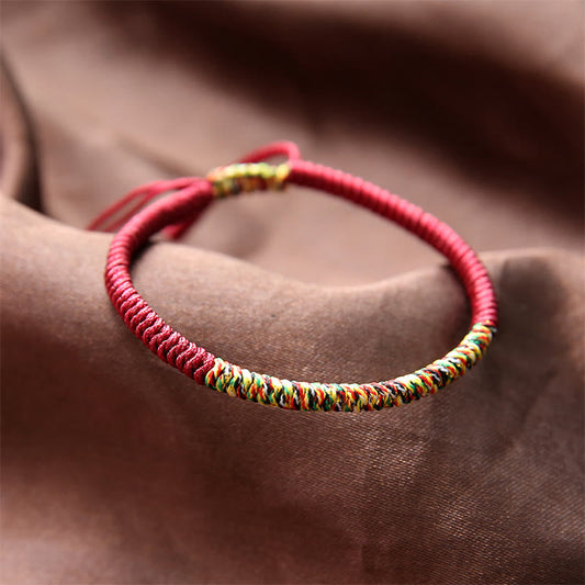 Antikes tibetisch-buddhistisches Armband mit roter Schnur, handgefertigt in verschiedenen Farben, geflochten mit King-Kong-Knoten, symbolisiert Glück und Stärke.