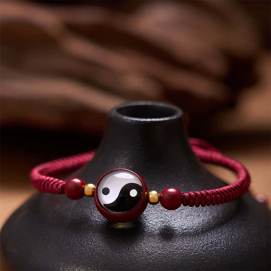 Alte tibetisch-buddhistische Tradition: Glücksarmband aus rotem Zinnober mit Yin-Yang-Symbol und Bagua-Segnung