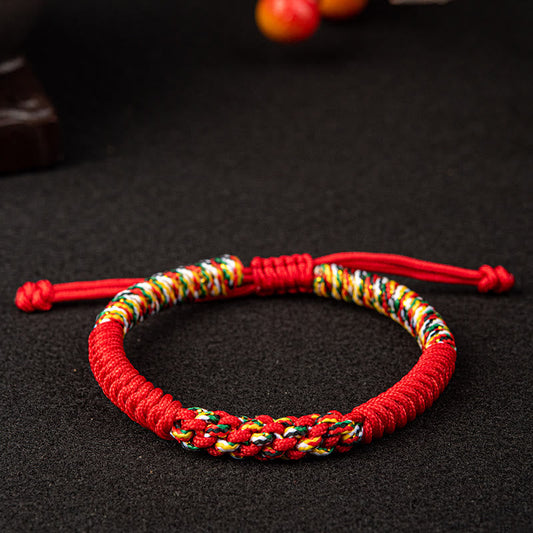 Antikes tibetisches buddhistisches Armband aus rotem Faden, handgefertigt und farbenfroh, mit King-Kong-Knoten-Glücksmotiv.