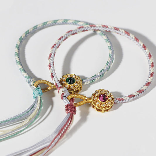 Alte tibetisch-buddhistische Tradition: Handgefertigtes Armband mit acht Fäden und Friedensknoten.
