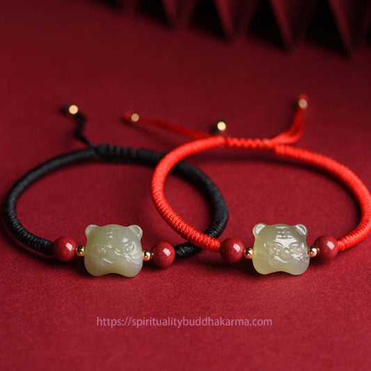 Antikes tibetisch-buddhistisches Armband aus rotem Faden mit Jade-Zinnober und Glückstiger-Motiv