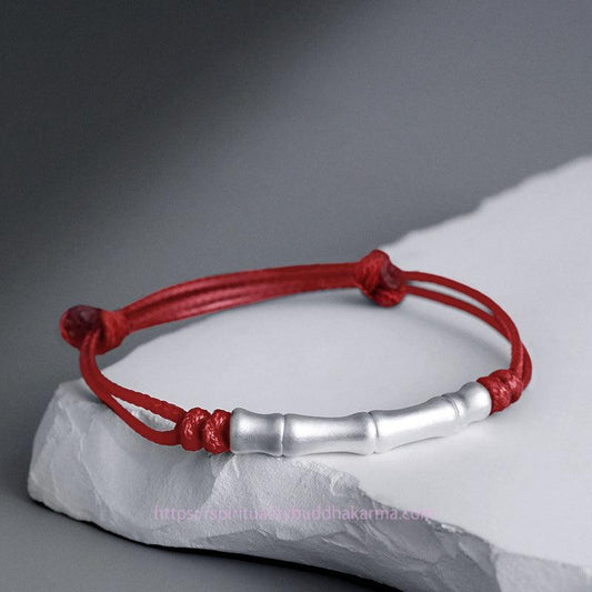 Antikes tibetisch-buddhistisches Armband mit roter Schnur, geflochten aus 999er Sterlingsilber, Knochenmuster und Glücksmotiv.