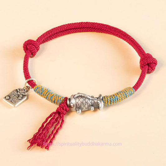 Antikes tibetisch-buddhistisches Armband mit roter Schnur aus 999er Sterlingsilber, das Glücksbringer und Schutz für Koi-Karpfen bietet.