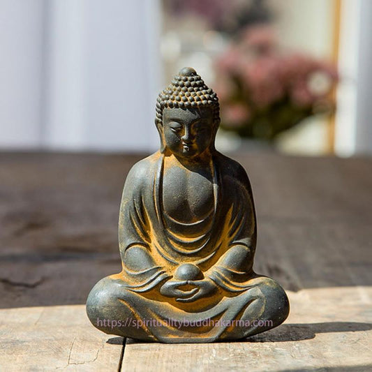 Spirituelle tibetische meditierende Buddha-Statue aus Eisenpulver-Rostguss-Harz – Dekoration für ein ruhiges Ambiente