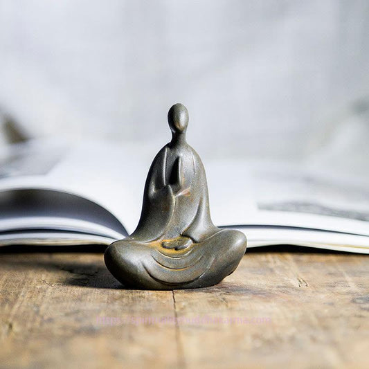 Spirituelle tibetische Buddha-Statue aus Eisenpulver-Rostguss-Harz als Schreibtischdekoration