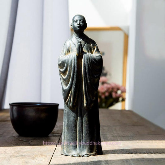 Spirituelle, meditierende, betende Mönchsstatue aus Eisenpulver-Rostguss-Harz – Heimdekoration