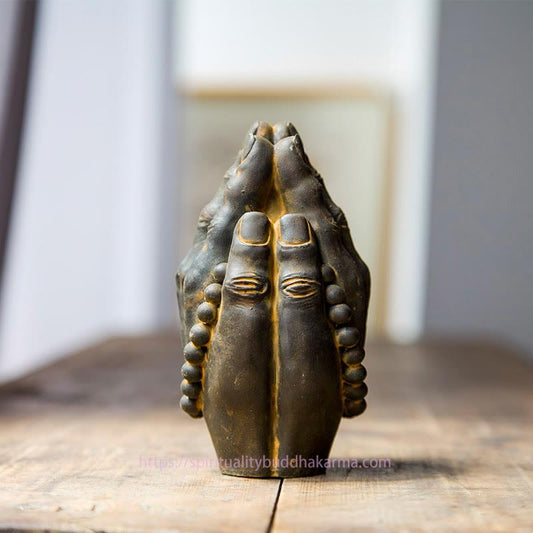Spirituelle, handgefertigte Buddha-Statue mit Namaste-Geste aus Eisenpulver-Rostguss-Harz