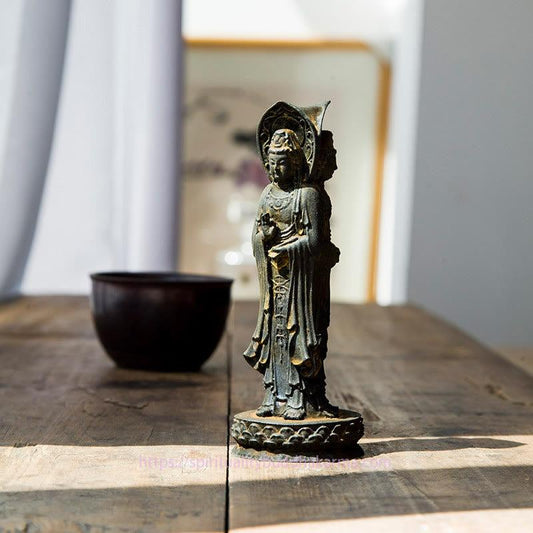 Dreiseitige Kwan Yin Avalokitesvara Statue aus Eisenpulver-Rostguss-Harz als Schreibtischdekoration