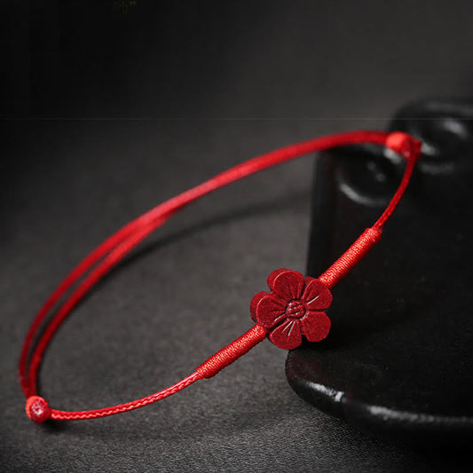 Altes tibetisch-buddhistisches Armband aus rotem Faden, handgefertigt mit Pflaumenblüten, vierblättrigem Kleeblatt, PiXiu-Lotus, Koi-Fisch und Zinnober.