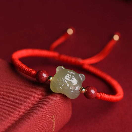 Antikes tibetisch-buddhistisches Armband aus rotem Faden mit Jade-Zinnober und Glückstiger-Motiv
