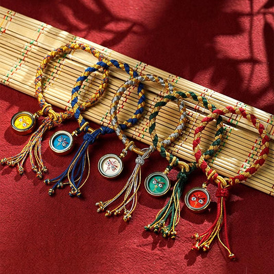 Altes tibetisches buddhistisches Armband aus rotem Seil, handgefertigt nach tibetischer Tradition, mit Symbolen der fünf Götter des Reichtums und des Glücks, verziert mit Drachenschuppen.
