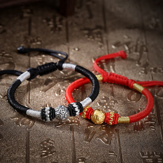 Bracelet porte-bonheur en argent sterling 999 et perles de cuivre, symbole de protection et de chance, selon la tradition bouddhiste tibétaine ancestrale du fil rouge