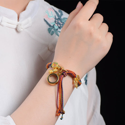 Alte tibetisch-buddhistische Tradition des roten Fadens, tibetische Om Mani Padme Hum Traumfänger Glücksbringer, buntes Armband mit Knoten für Reinkarnation