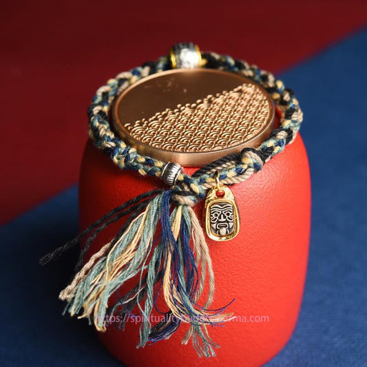 Bracelet artisanal traditionnel tibétain à la corde rouge, symbole de Zakiram, déesse de la richesse, Om Mani Padme Hum et de la paix.