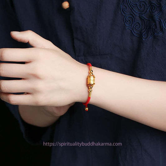 Bracelet porte-bonheur Om Mani Padme Hum en argent sterling 999, selon la tradition bouddhiste tibétaine du fil rouge.
