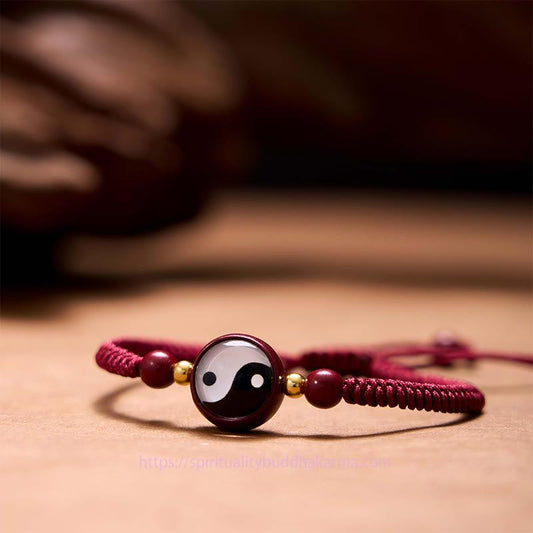 Alte tibetisch-buddhistische Tradition: Glücksarmband aus rotem Zinnober mit Yin-Yang-Symbol und Bagua-Segnung