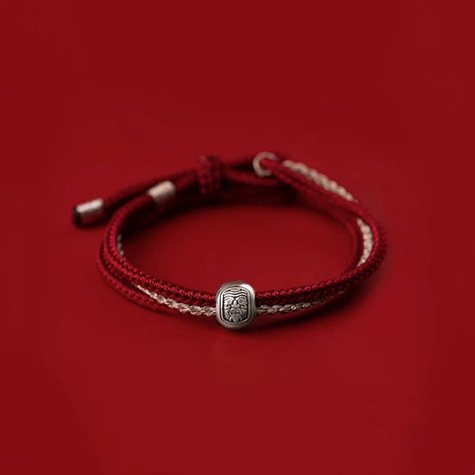 Antikes tibetisch-buddhistisches Armband aus 925er Sterlingsilber mit roter Schnur, das der tibetischen Göttin Zakiram, der Göttin des Reichtums und des Glücks, gewidmet ist