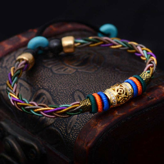 Bracelet tibétain traditionnel bouddhiste ancien à huit fils rouges, tissé à la main avec une pièce de cuivre et un nœud rouge, porte-bonheur.