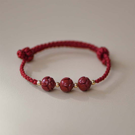 Armband aus der alten tibetisch-buddhistischen Tradition mit rotem Faden, gefertigt aus Zinnober, Jade und Lotusblüten.