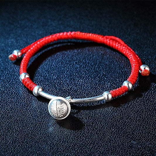 Altes tibetisch-buddhistisches Armband mit roter Schnur nach Feng-Shui-Tradition und Glücksbringer-Glocke