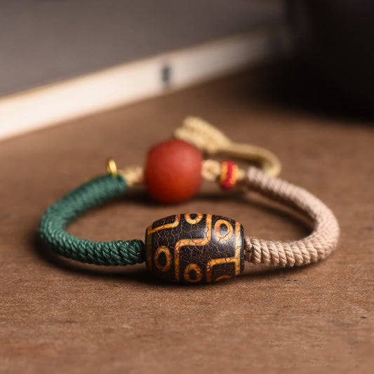 Antikes tibetisches buddhistisches Armband aus rotem Faden, handgefertigt mit neun Dzi-Perlen und Reichtumsmotiven