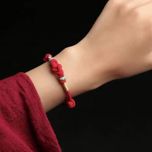 Jaderotes Armband mit Glücksknoten aus geflochtener Schnur