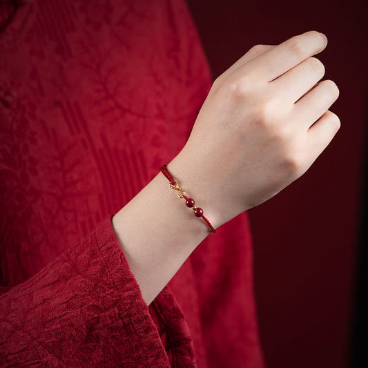 Antike tibetisch-buddhistische Tradition: Armband und Fußkettchen mit rotem Faden und Zinnober-Segnung aus 14-karätigem Gold (Unendlichkeitssymbol).