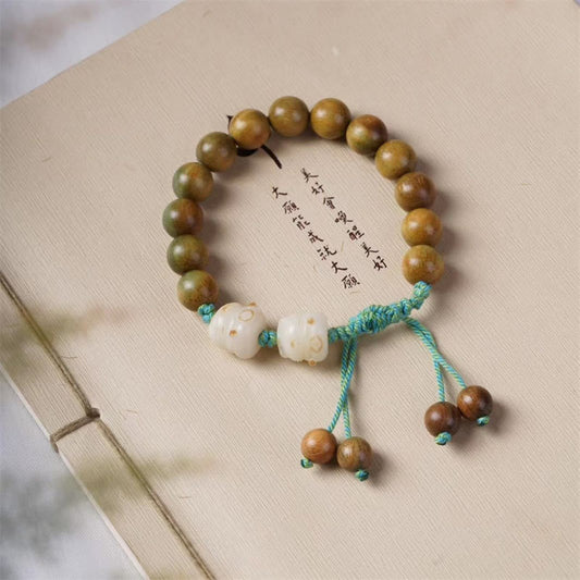 Alte tibetisch-buddhistische Tradition: Armband aus rotem Faden, grünem Sandelholz, Bodhi-Samen, Glückskatze