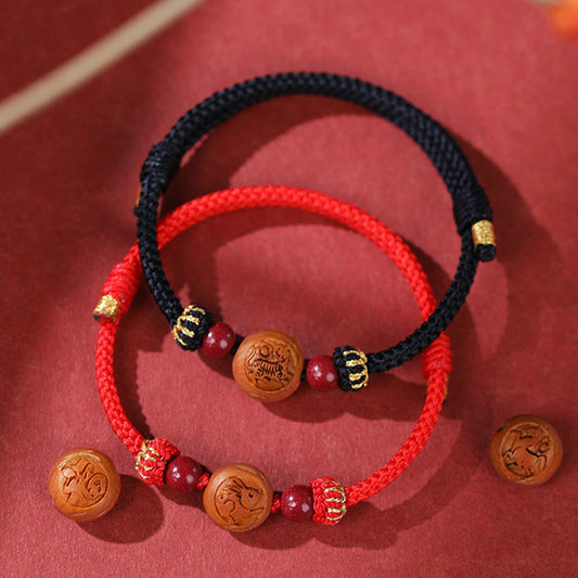 Antikes tibetisch-buddhistisches Armband aus rotem Faden, gefertigt aus natürlichem Pfirsichholz und verziert mit dem chinesischen Tierkreiszeichen Fu, verziert mit Zinnober.