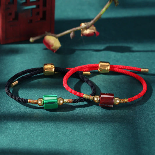 Antikes tibetisch-buddhistisches Armband aus geflochtenem Seil mit roter Schnur, gefertigt nach tibetischer Tradition. Hergestellt aus grünem Aventurin, rotem Malachit und Glücksbringer.