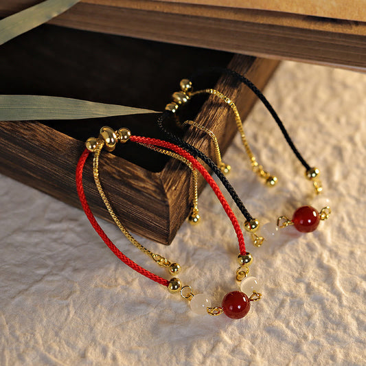 Alte tibetisch-buddhistische Tradition: Armband aus rotem Achat und Katzenauge, geflochten, symbolisiert Selbstvertrauen
