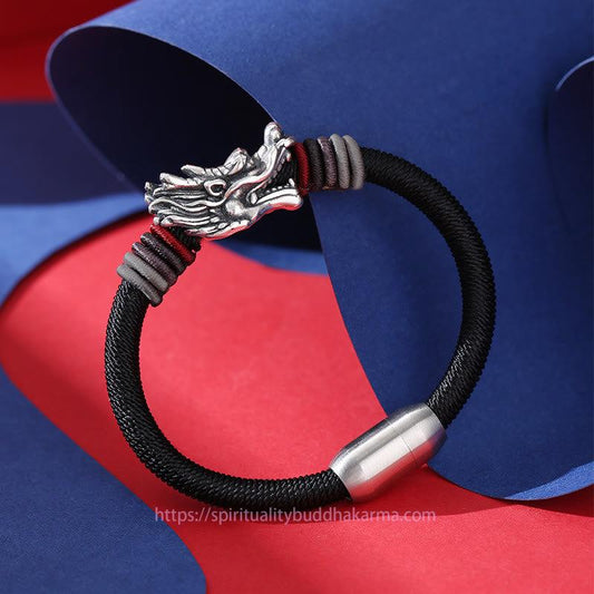 Bracelet porte-bonheur en argent sterling 999 tressé à la main, inspiré de la tradition bouddhiste tibétaine traditionnelle du fil rouge et représentant un dragon (30 % de réduction supplémentaire | CODE : FS30)