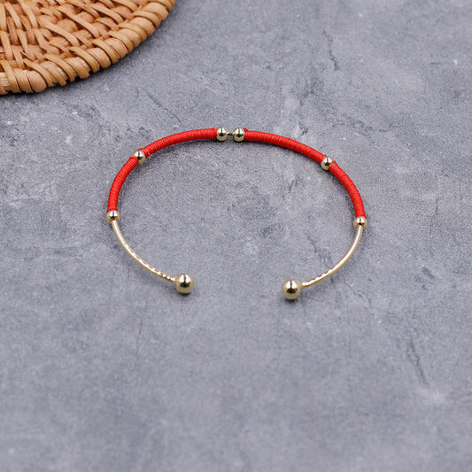 Alte tibetisch-buddhistische Tradition des roten Fadens – Armband mit Segens- und Schutzsymbolen