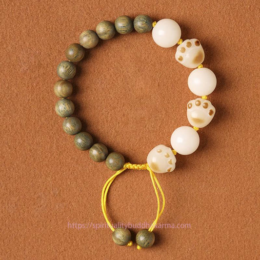 Altes tibetisch-buddhistisches Armband mit roter Schnur, natürlichem grünem Sandelholz, Bodhi-Samen und Katzenpfoten-Heilmittel