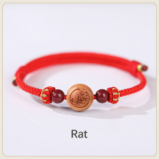 Antikes tibetisch-buddhistisches Armband aus rotem Faden, gefertigt aus natürlichem Pfirsichholz und verziert mit dem chinesischen Tierkreiszeichen Fu, verziert mit Zinnober.