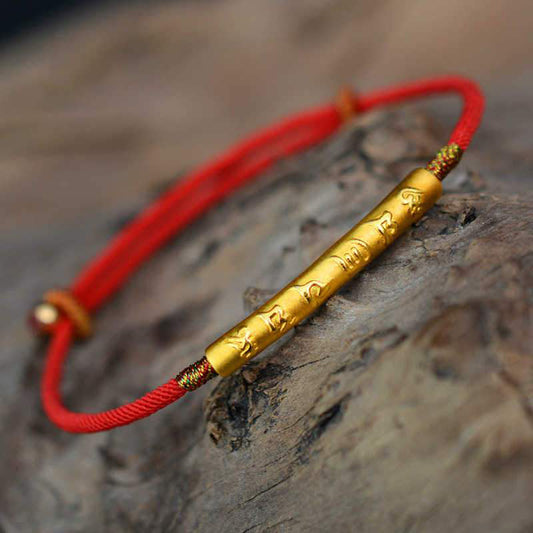 Alte tibetisch-buddhistische Tradition: Handgefertigtes Armband mit Mani-Mantra und Glücksbringer