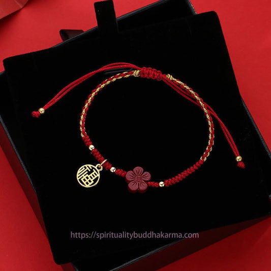 Altes tibetisch-buddhistisches Armband mit roter Schnur, Zinnoberblume und Fu-Zeichen als Segenssymbol