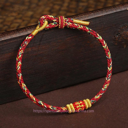 Alte tibetisch-buddhistische Tradition: Handgefertigtes, farbenfrohes Seilarmband mit King-Kong-Knoten.