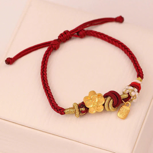 Alte tibetisch-buddhistische Tradition: Armband mit Pfirsichblütenmotiv – Glücksbringer aus rotem Faden