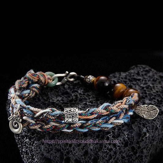 Antikes tibetisch-buddhistisches Armband aus rotem Seil, handgefertigt aus 925er Sterlingsilber mit Tigerauge-Motiv und farbenfroher Baumwolle, symbolisiert Willenskraft