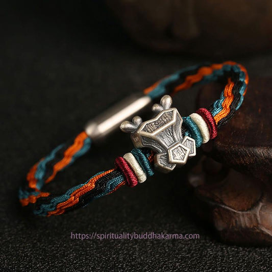 Antikes tibetisch-buddhistisches Armband aus rotem Seil, handgefertigt aus 999er Sterlingsilber, zum Schutz des chinesischen Tierkreiszeichens Drache und mit dem Symbol der Wiedergeburt.