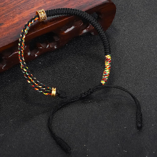 Alte tibetisch-buddhistische Tradition: Armband mit roter Schnur zum Schutz und Glück (Om Mani Padme Hum)