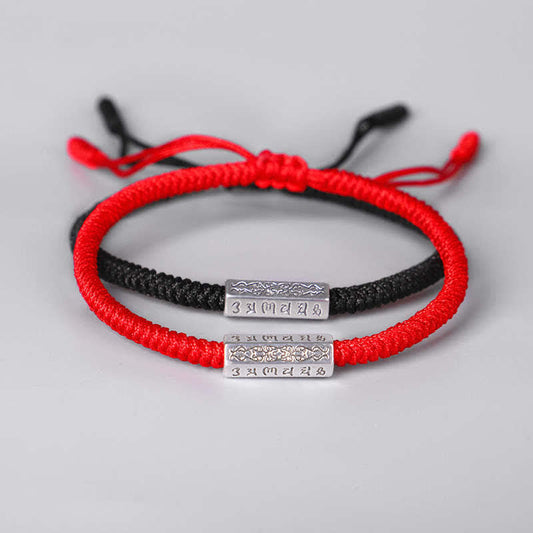 Bracelet de protection et de chance Om Mani Padme Hum, une ancienne tradition bouddhiste tibétaine du fil rouge