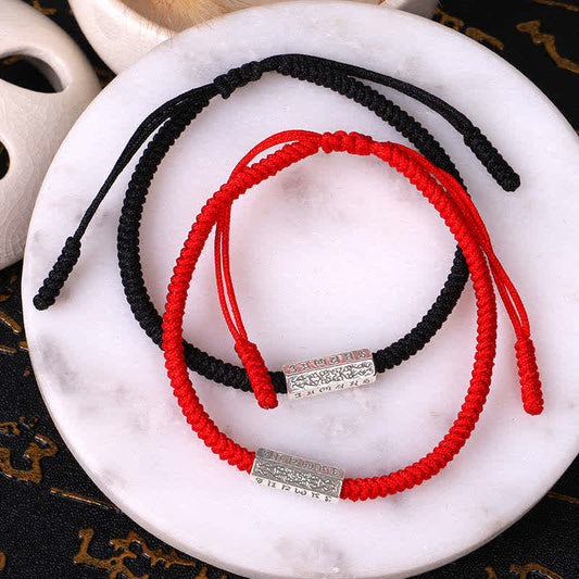 Bracelet de protection et de chance Om Mani Padme Hum, une ancienne tradition bouddhiste tibétaine du fil rouge