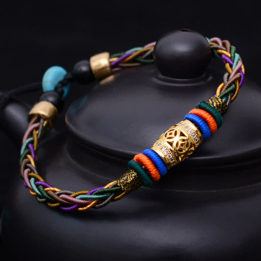 Bracelet tibétain traditionnel bouddhiste ancien à huit fils rouges, tissé à la main avec une pièce de cuivre et un nœud rouge, porte-bonheur.