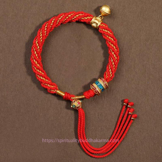 Antikes tibetisch-buddhistisches Armband aus roter Schnur mit Glückssymbolen, handgefertigten Thangkas, Gebetsmühlen-Glockenanhängern und geflochtenen Schnüren.
