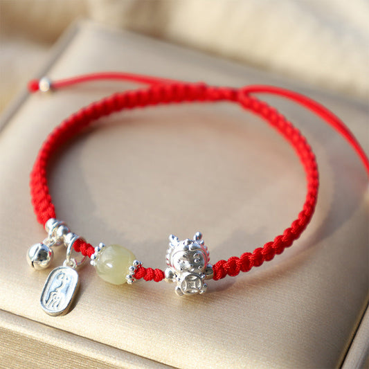 Antikes tibetisch-buddhistisches Armband mit roter Schnur, handgefertigt nach der Tradition des Jahres des Drachen, aus 999er Sterlingsilber, Hetian-Jade und Kupfermünzen, das Frieden, Freude und Schutz symbolisiert.